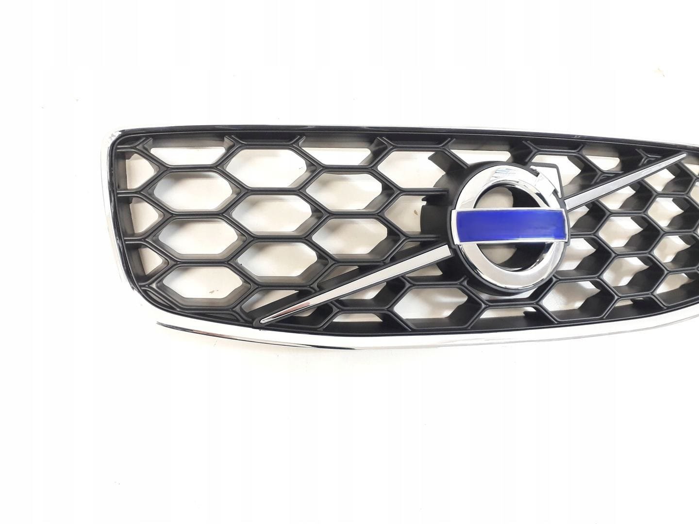 WhatsApp-Image-2025-01-13-at-23.23.30-3 VOLVO XC70 RADIATOR GRILLE 2007-2015 - Image 1